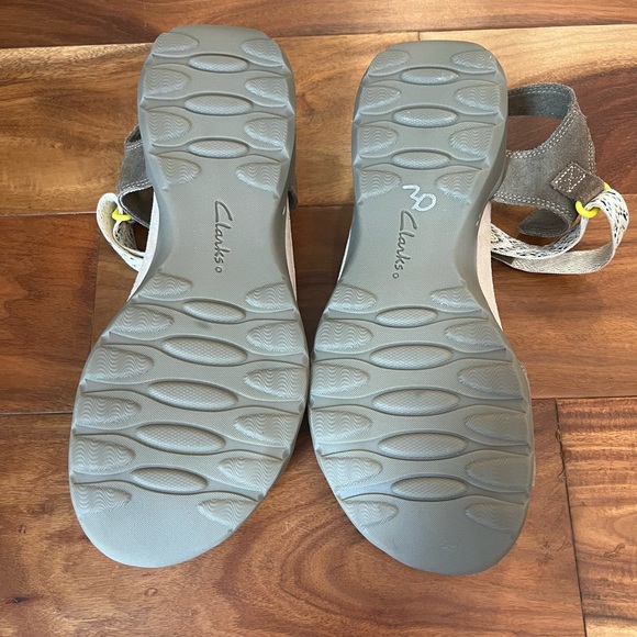Women’s Clarks Comfort Sandals Strap Closure Gray Pattern Paddle Board 10 Teva - Picture 2 of 3